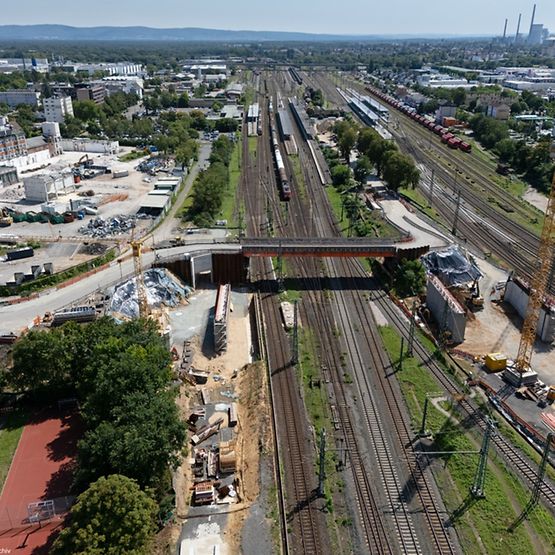 Weitblick auf die sich im Bau befindliche Hauptbahnhofbrücke Hanau