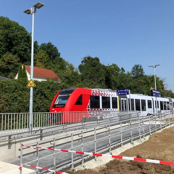 Ein Zug fährt in den neuen Bahnhaltepunkt Rimbach-Schulzentrum ein