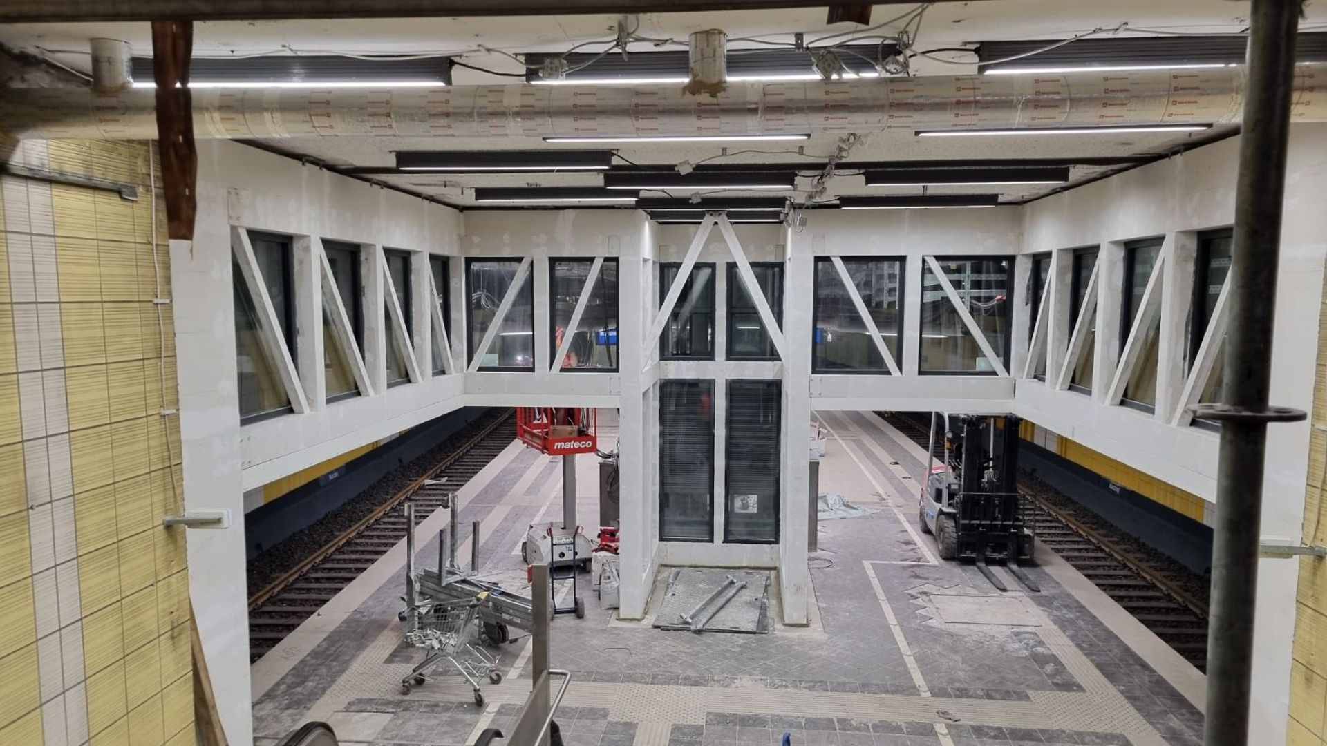 Blick von oben auf den Bahnsteig und die beiden Gleise in der S-Bahn-Station Mühlberg