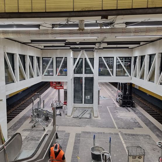 Blick von oben auf den Bahnsteig und die beiden Gleise in der S-Bahn-Station Mühlberg