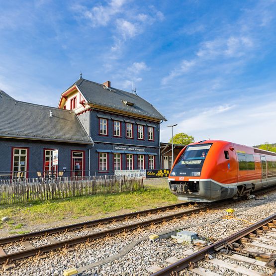 Bahnhof Rottenbah - Empfangsgebäude und Nahverkehrszug 