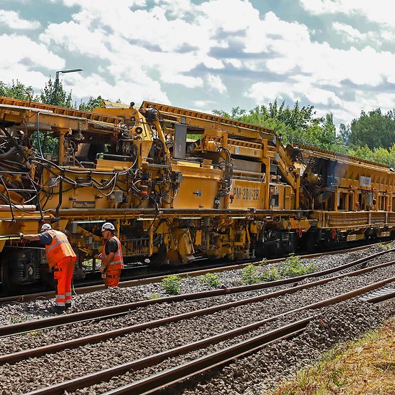 Gleisbaumaschinen bei der Sanierung der Bahnstrecke Regensburg-Schwandorf