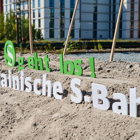 "Es geht los" Schriftzug beim Spatenstich
