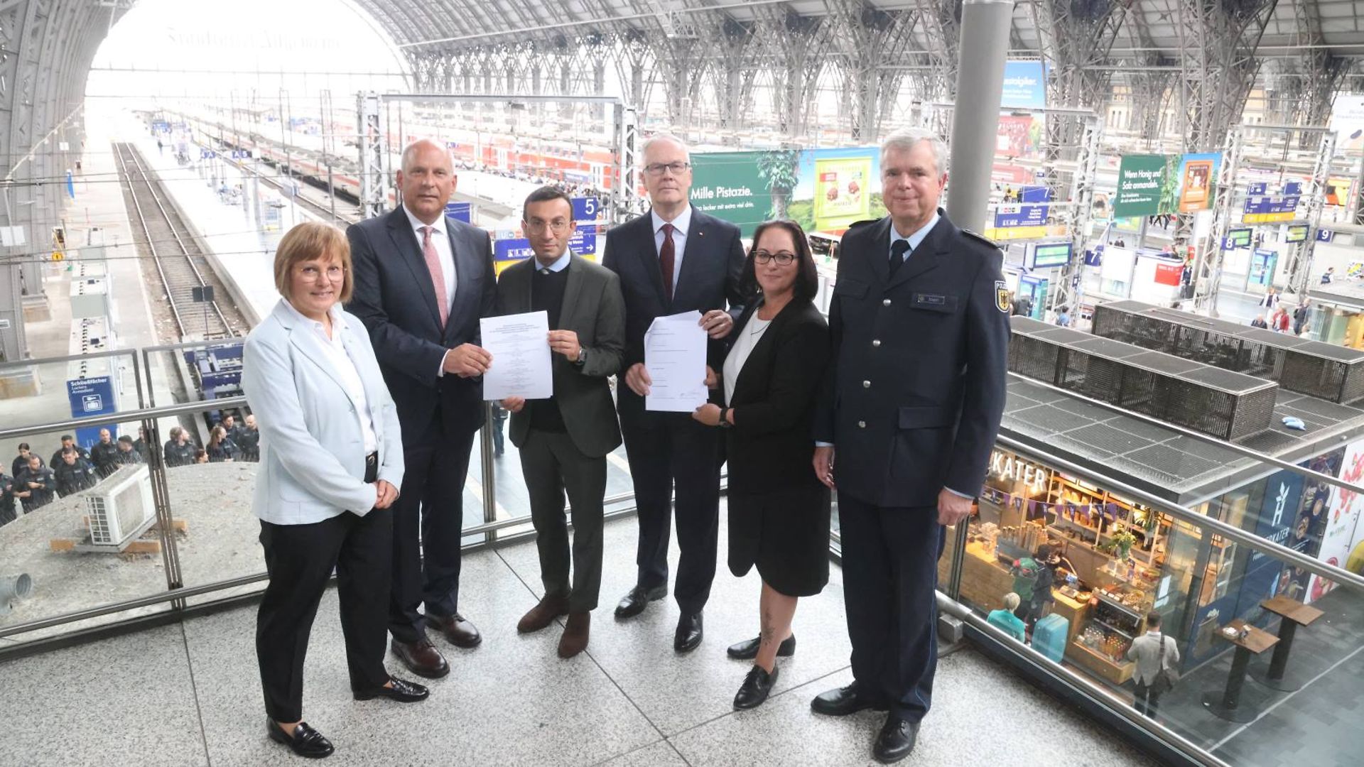 Beteiligte bei der Unterzeichnung der Kooperationsvereinbarung für den Frankfurter Hauptbahnhof