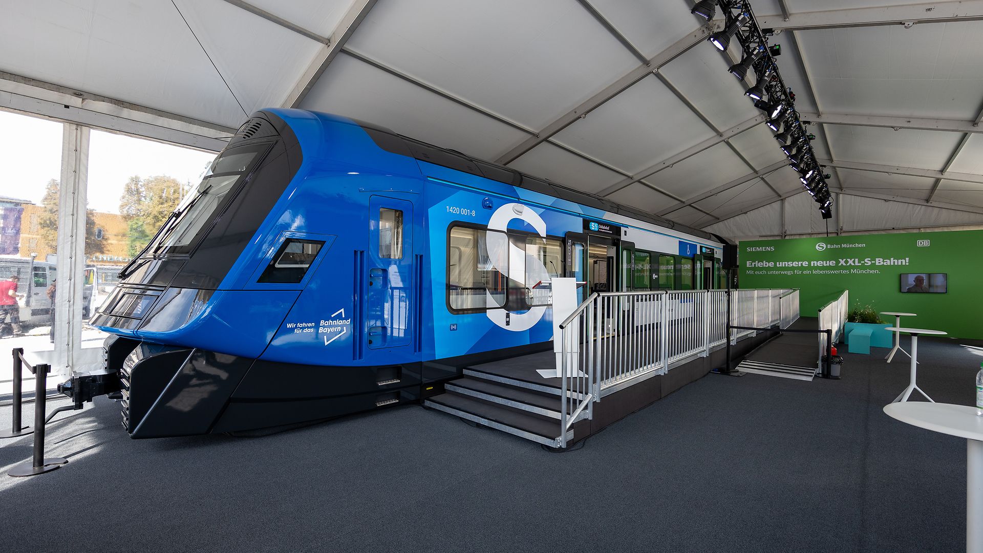 Außenansicht der begehbaren XXL-S-Bahn auf der IAA in München