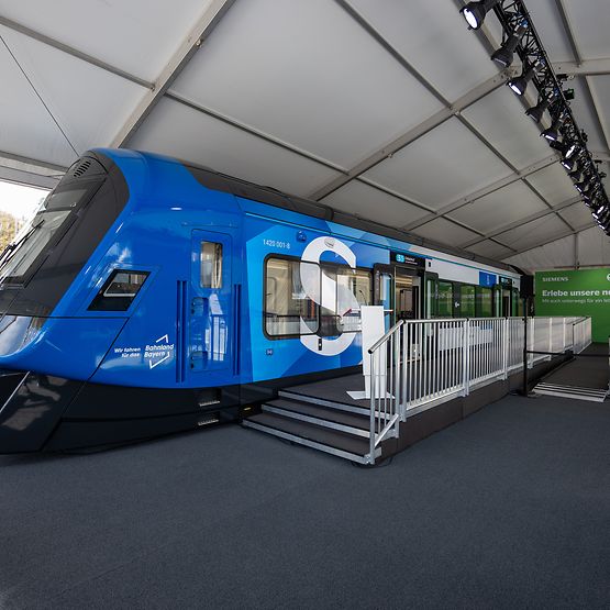 Außenansicht der begehbaren XXL-S-Bahn auf der IAA in München