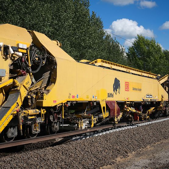 Schnellumbauzug SUM 315 "Büffel" der DB Bahnbaugruppe im Einsatz