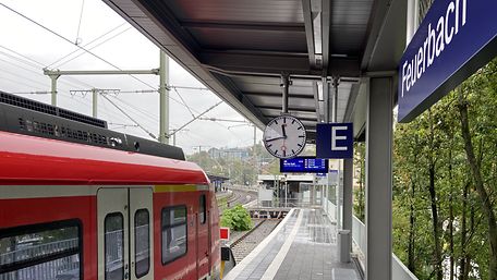Symbolische Inbetriebnahme neuer Bahnsteig am Bahnhof Stuttgart-Feuerbach (DB AG / Reinhold Willing)
