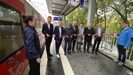 Symbolische Inbetriebnahme neuer Bahnsteig am Bahnhof Stuttgart-Feuerbach (DB AG / Reinhold Willing)