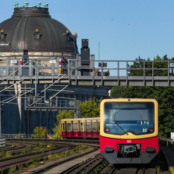 Eine Berliner S-Bahn der Baureihe 481 auf der Stadtbahn 
