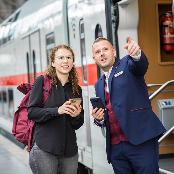  Zugchef informiert Reisende am Bahnsteig