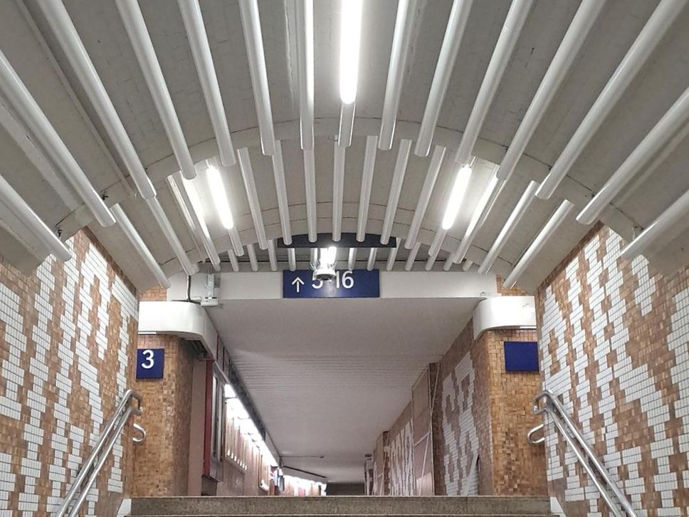 Helle Lackierung im Eingangsbereich der Personenunterführung Ost am Saarbrücker Hbf