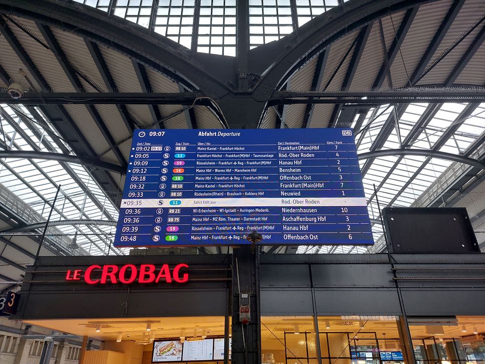 Neuer 200 Zoll ZIM Monitor im Hauptbahnhof Wiesbaden