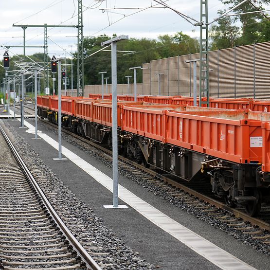 Abgestellte Güterwagen auf Schienen