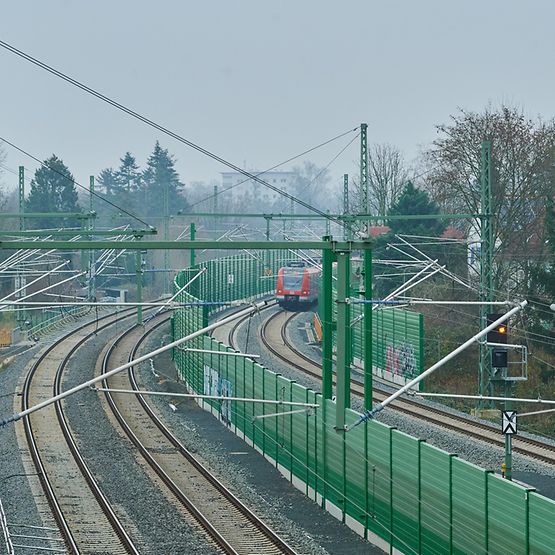 S-Bahn fährt auf Gleisen