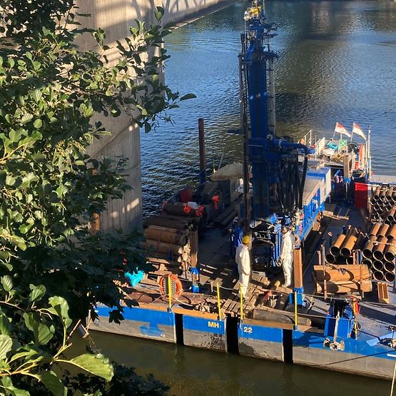 Mitarbeiter der Fachfirma bei Erkundungsbohrungen am Main in Frankfurt