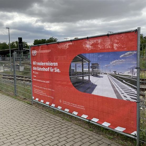 Bahnhof Güsten - Bauschild am Bahnsteig
