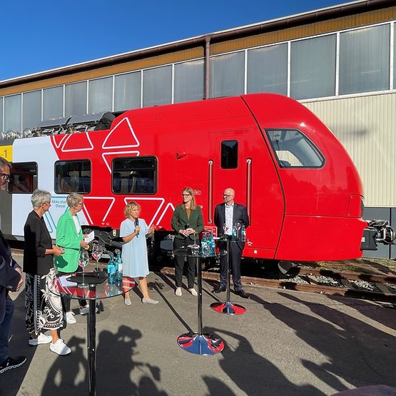 Talkrunde vor dem neuen Akkuzug am Bahnsteig