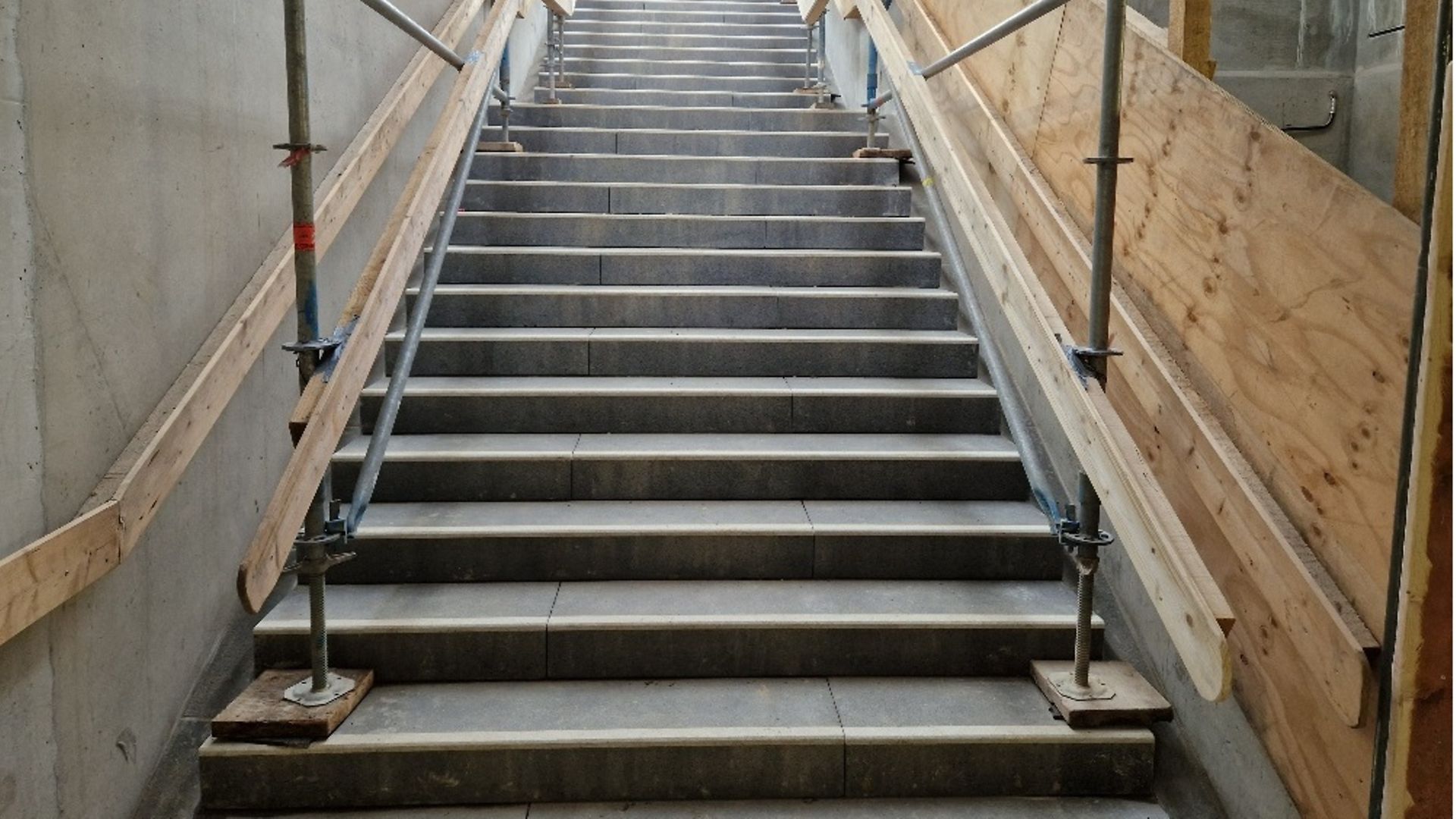 Treppe in die wiedereröffneten Personenunterführung