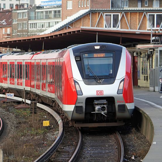 Eine S-Bahn am Bahnhof Berliner Tor