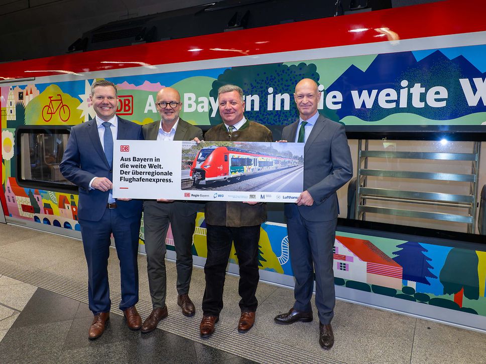 Mit dem Zug zum Flug: Kunstvoll gestaltete Flughafenexpress-Züge werben für umweltfreundliche Anfahrt bis direkt ins Terminal