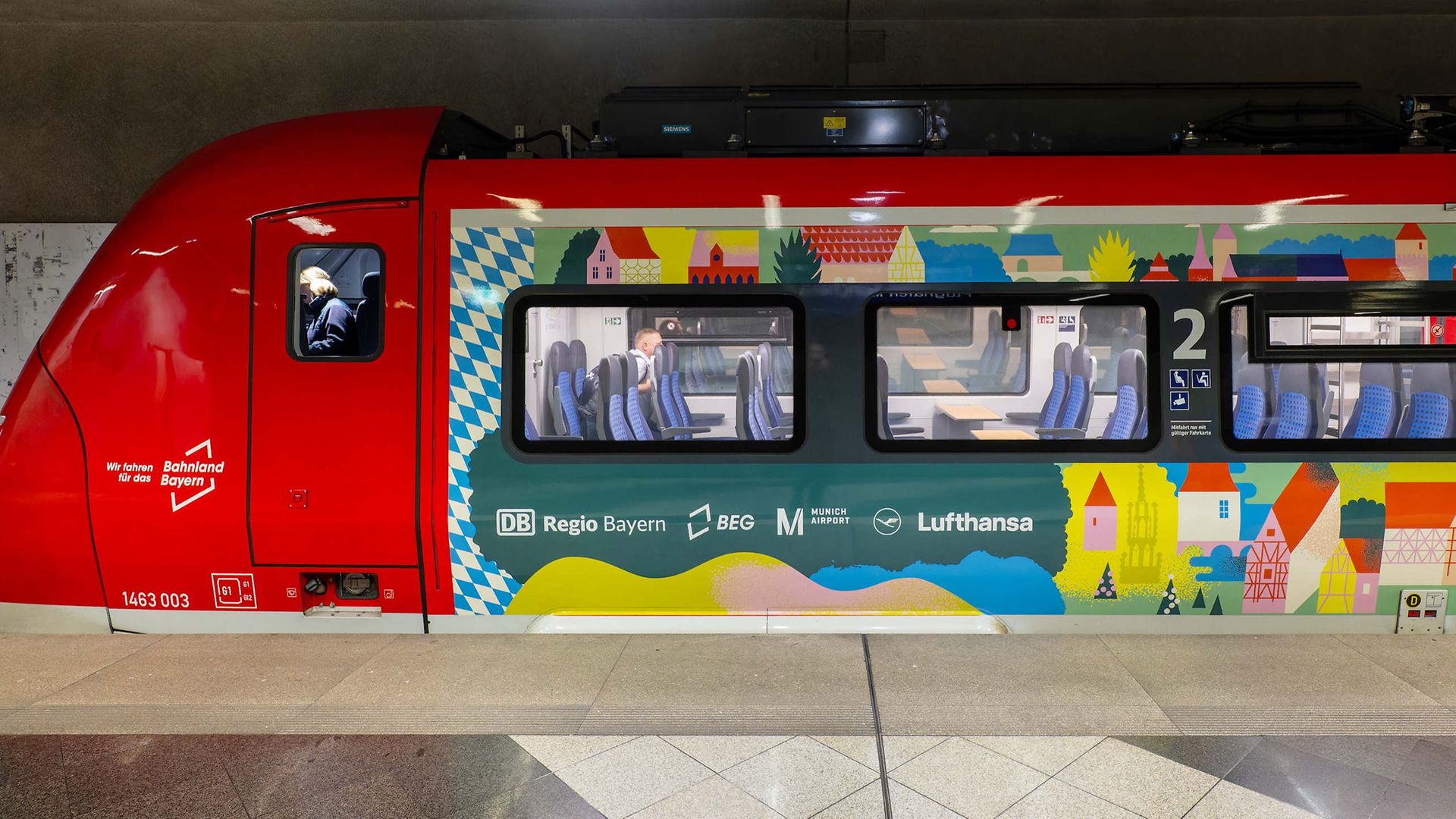 Mit dem Zug zum Flug: Kunstvoll gestaltete Flughafenexpress-Züge werben für umweltfreundliche Anfahrt bis direkt ins Terminal