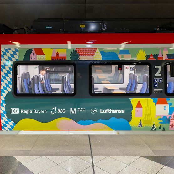 Mit dem Zug zum Flug: Kunstvoll gestaltete Flughafenexpress-Züge werben für umweltfreundliche Anfahrt bis direkt ins Terminal