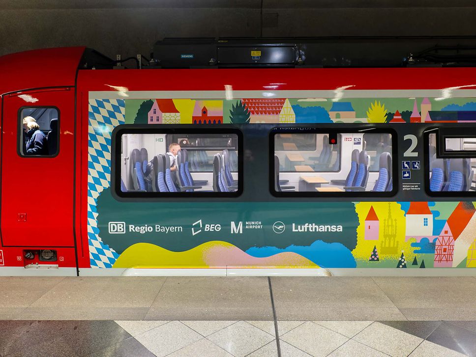 Mit dem Zug zum Flug: Kunstvoll gestaltete Flughafenexpress-Züge werben für umweltfreundliche Anfahrt bis direkt ins Terminal