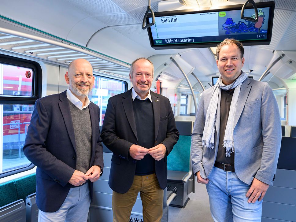 Frederik Ley, Oliver Wittke und Marcel Winter stehen in der erneuerten S-Bahn