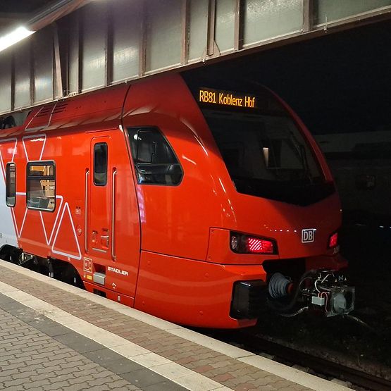 Neufahrzeug im MoselLux-Netz am Gleis