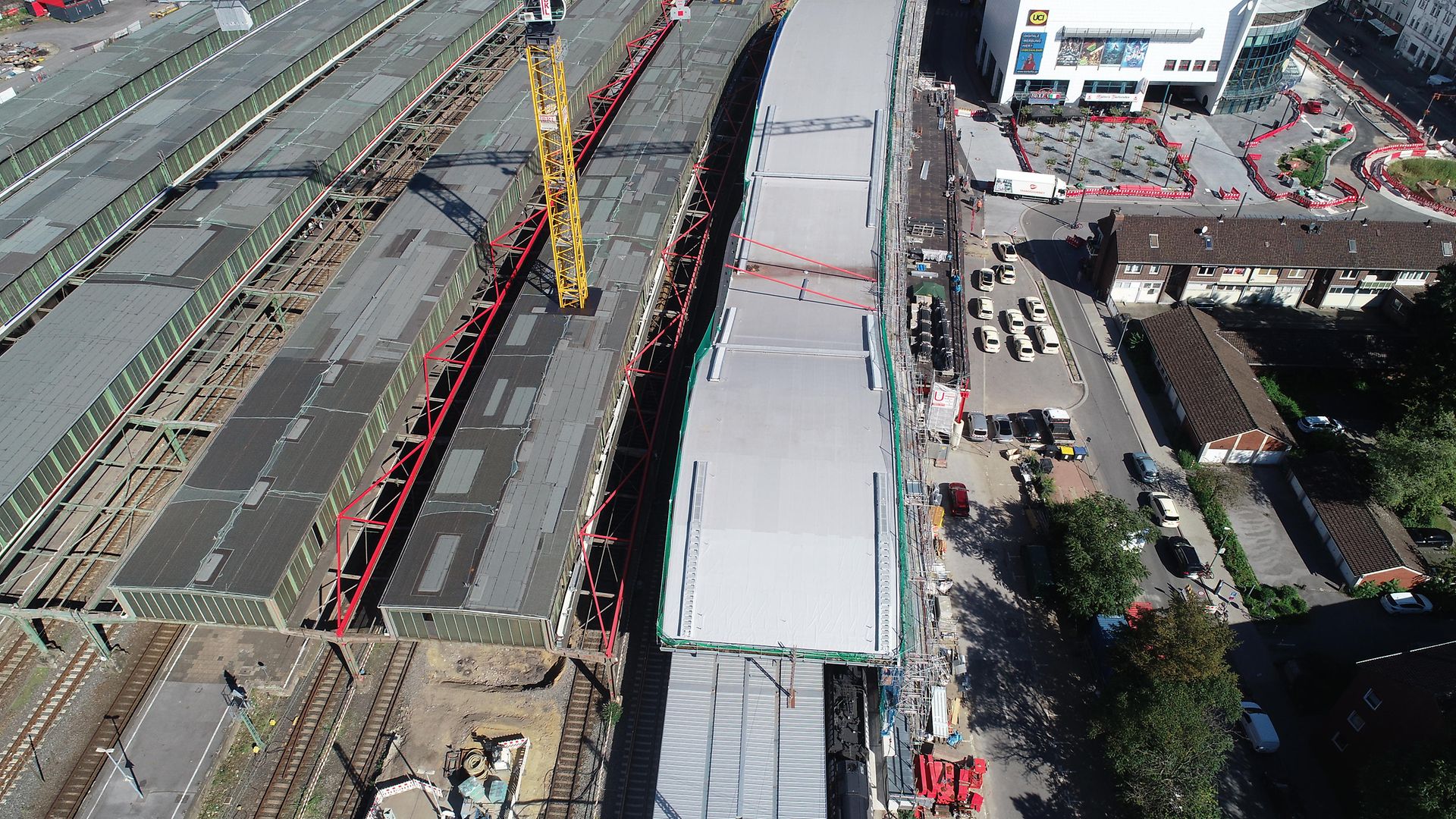Luftbild des Duisburger Hauptbahnhofs. Das neue Hallendach ist bereits zu erkennen