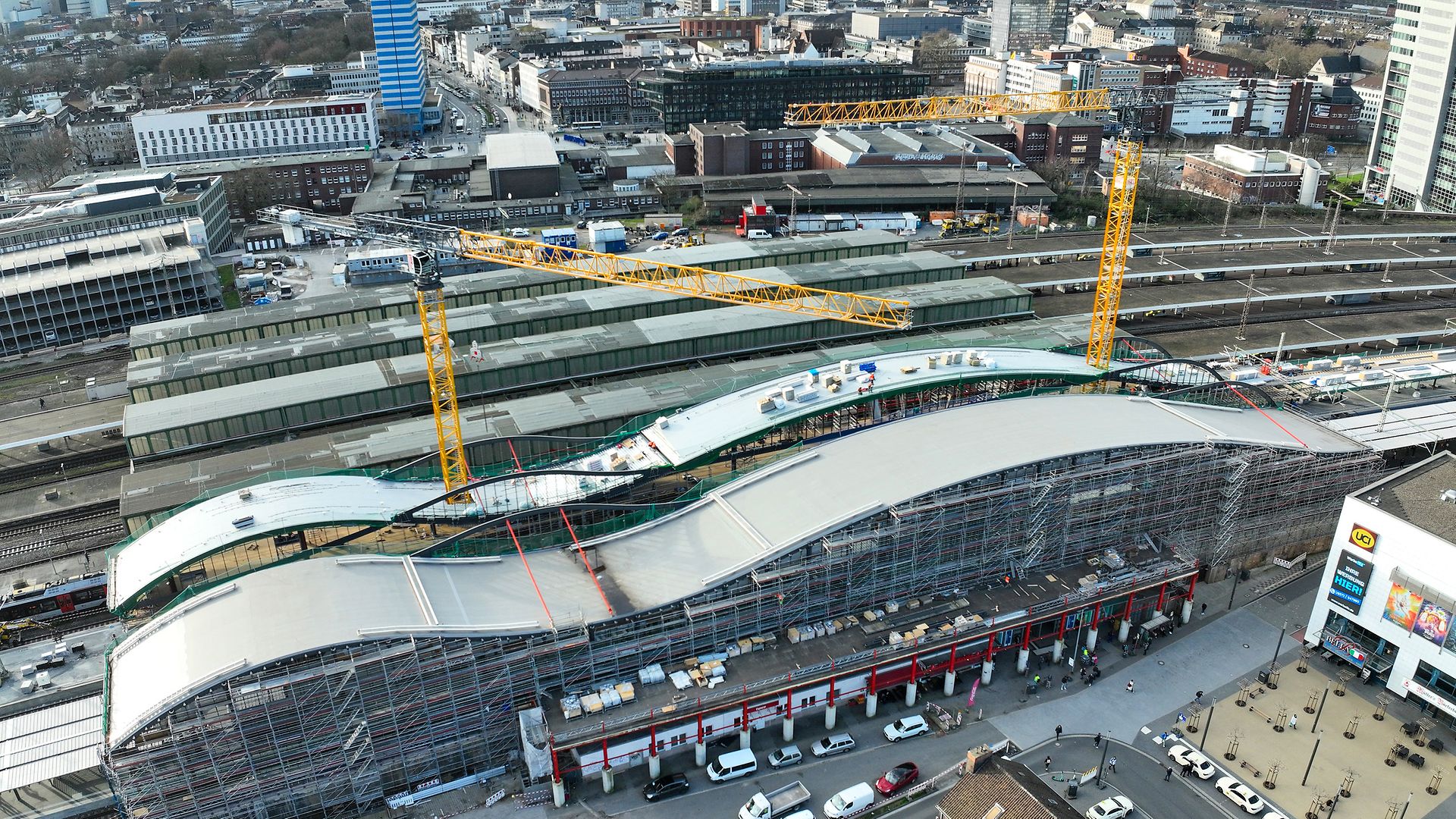 Luftbild des Duisburger Hauptbahnhofs. Das neue Hallendach ist am zweiten Bahnsteig fast fertiggestellt