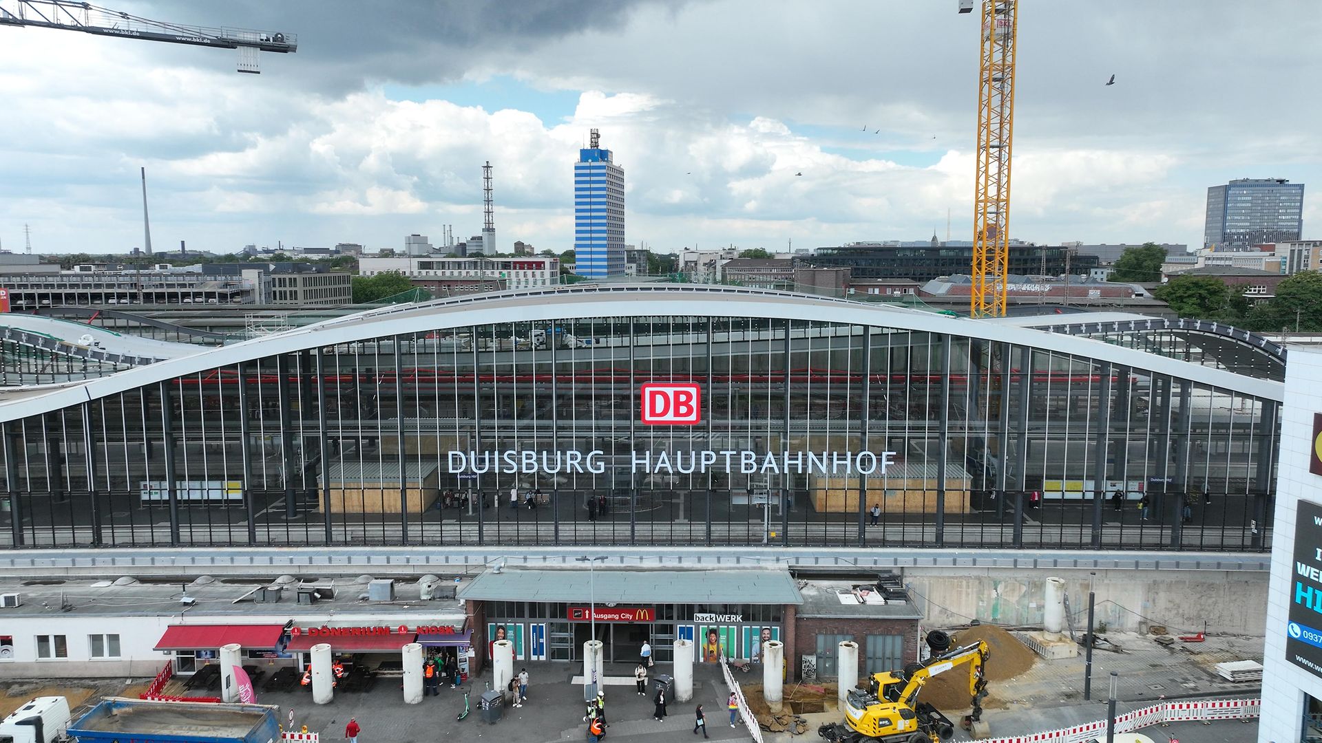 Luftbild auf den erneuerten Osteingang