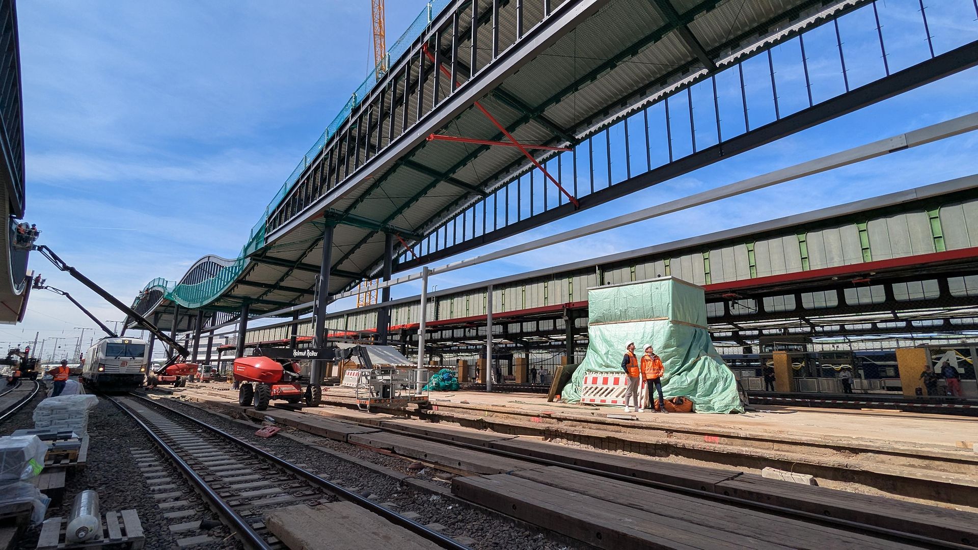 Blick aus dem Gleis unter das neue Hallendach