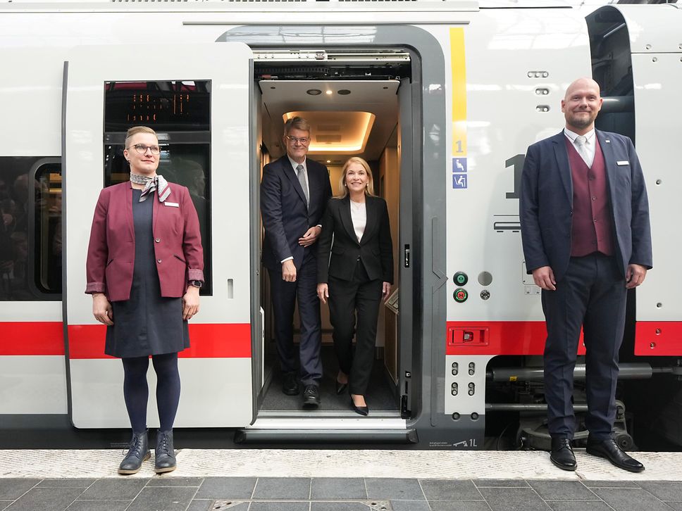 Patrick Schnieder, Bundesminister für Verkehr und Evelyn Palla, Vorstandsvorsitzende der DB AG