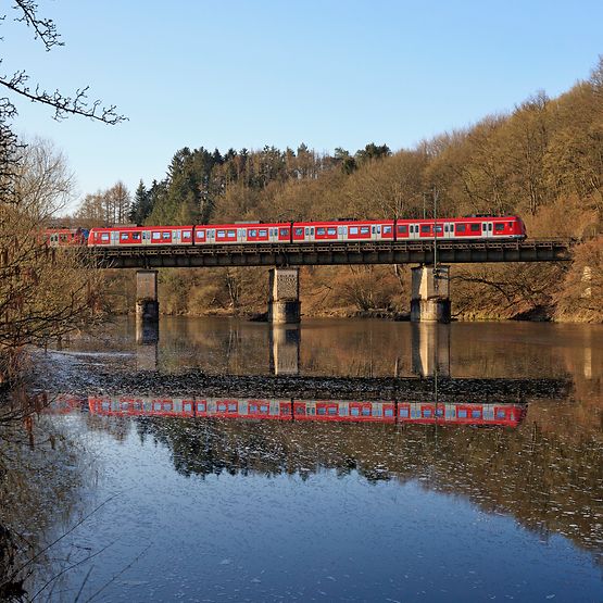 Eine S-Bahn fährt auf einer Brücke zwischen Eitorf und Herchen (Archiv)