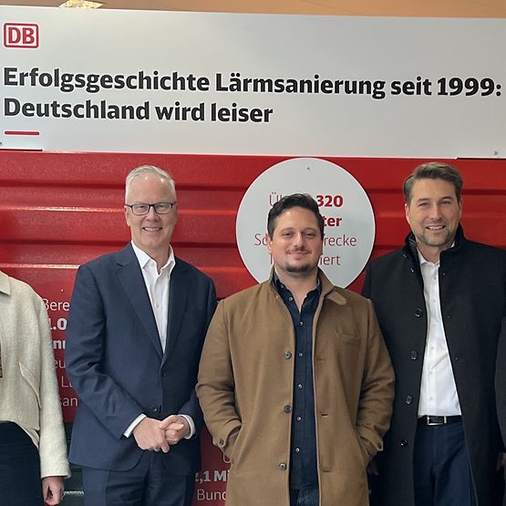 Gruppenfoto bei der Eröffnung der Ausstellung "Lärmsanierung" im Saarbrücker Hauptbahnhof 