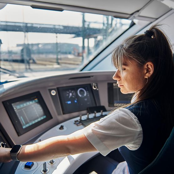 Zwei Auszubildende der DB vor einem ICE.