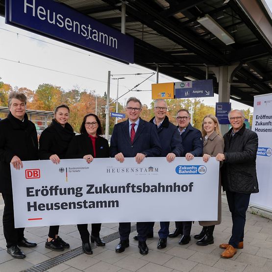 Gruppenfoto der Stellvertreter:innen von Deutscher Bahn und Stadt am Zukunftsbahnhof Heusenstamm 