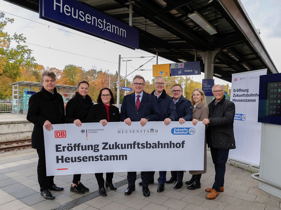 Gruppenfoto der Stellvertreter:innen von Deutscher Bahn und Stadt am Zukunftsbahnhof Heusenstamm 