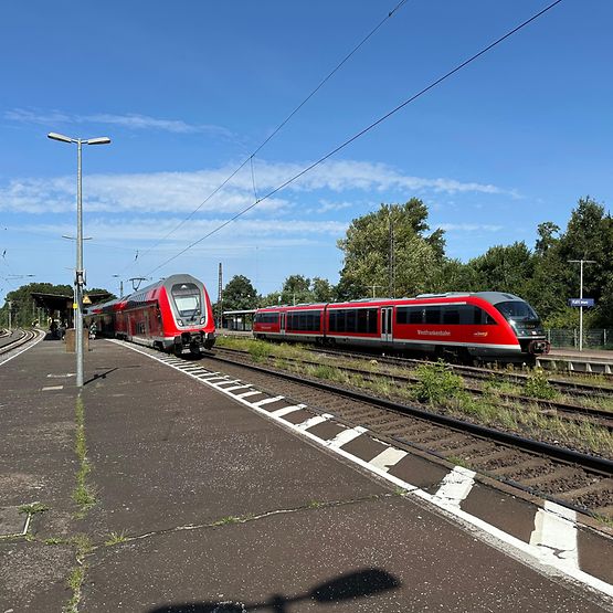 Regionalzüge am Bahnsteig