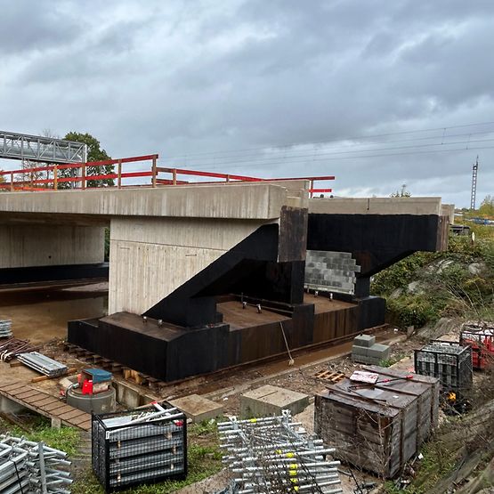 Die neue Eisenbahnbahnbrücke ist bereits gebaut und wird nun eingeschoben