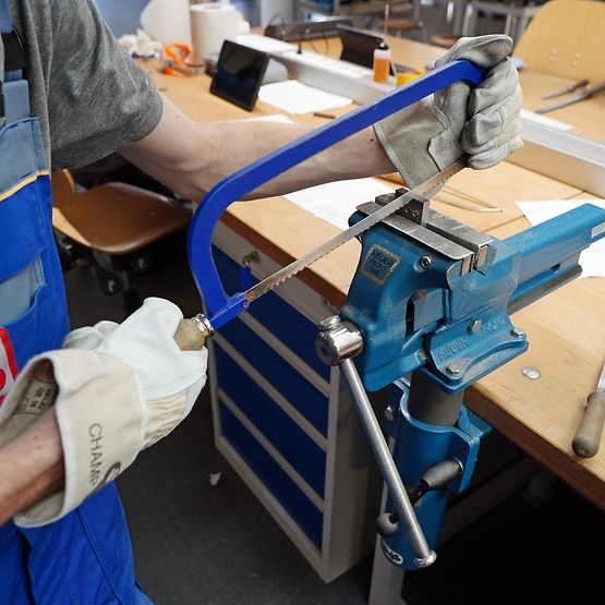 Azubi an der Werkbank