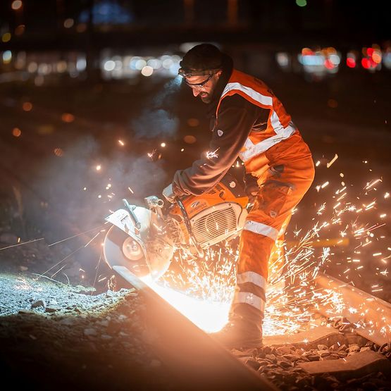 Gleisbauer bei nächtlichen Gleisbauarbeiten