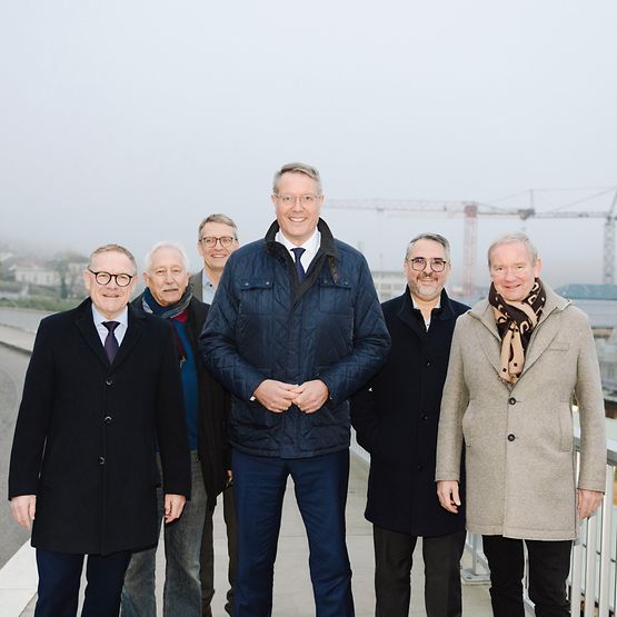 Vertreter von Land, Kommune und Deutscher Bahn bei einem Ortstermin in Neustadt