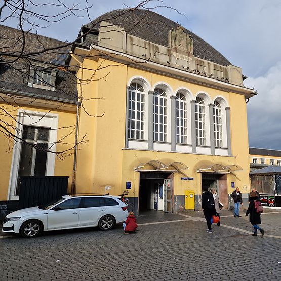 Decke der Empfangshalle am Bahnhof Frankurt-Höchst