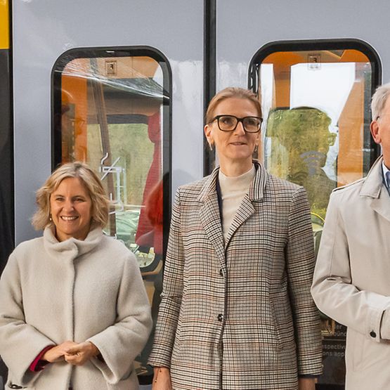 Gruppenfoto zur Pressefahrt im Probebetrieb der Neufahrzeuge vom Typ Stadler FLIRT 3 XL MoselLux