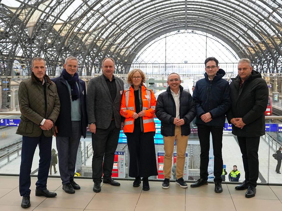 Innenansicht Hallendach Dresden Hauptbahnhof mit Gästen der Veranstaltung