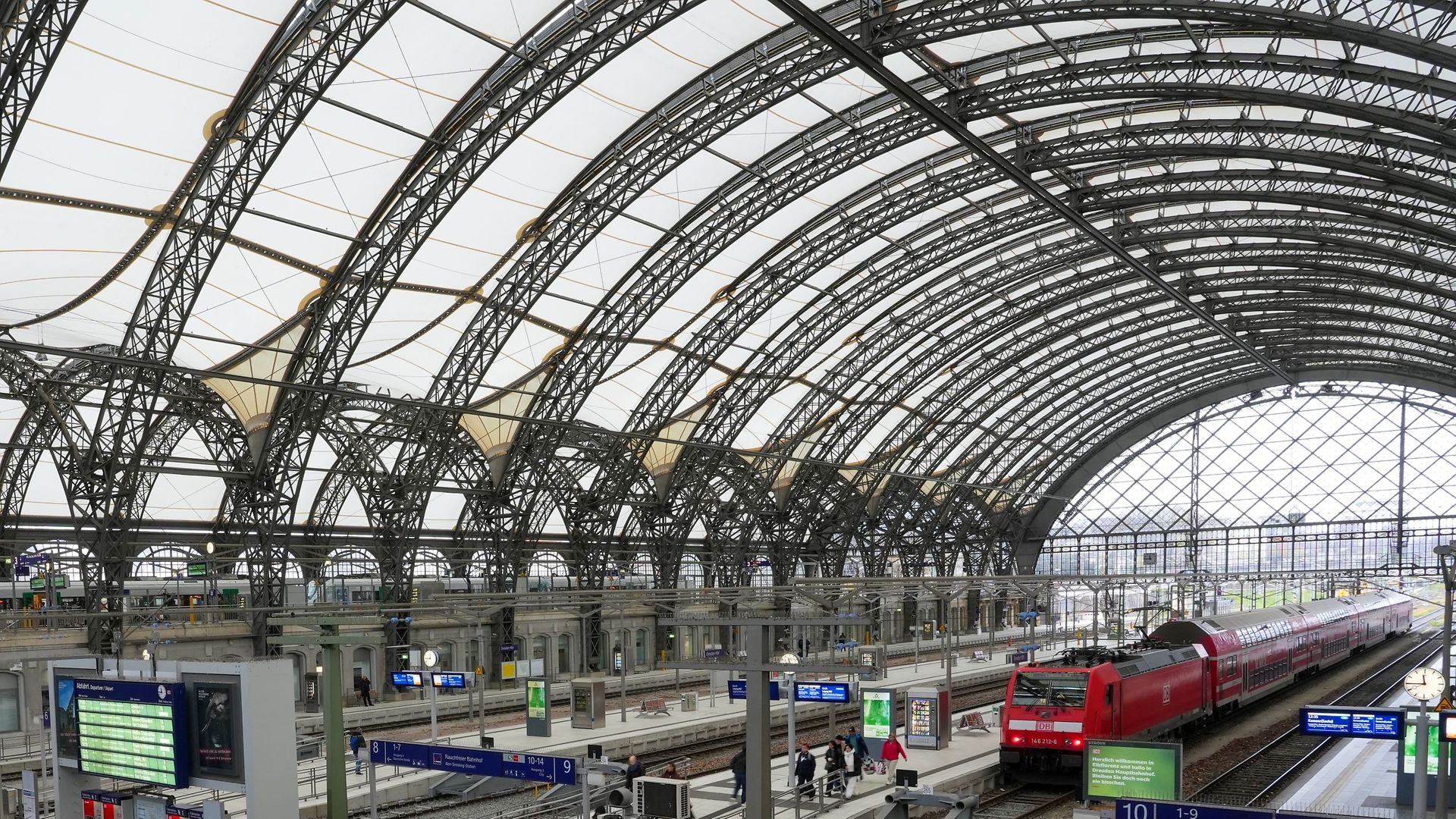 Bild in die Halle des Dresdener Hauptbahnhofes mit neuem Dach