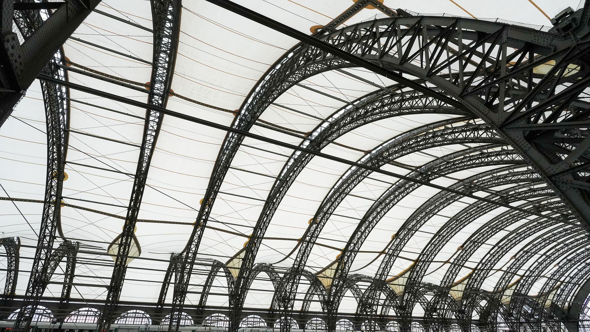 Einweihung des Hallendachs des Dresdner Hauptbahnhofs